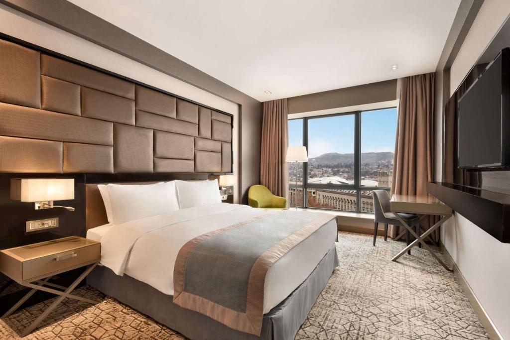 מלון Wyndham Grand טביליסי