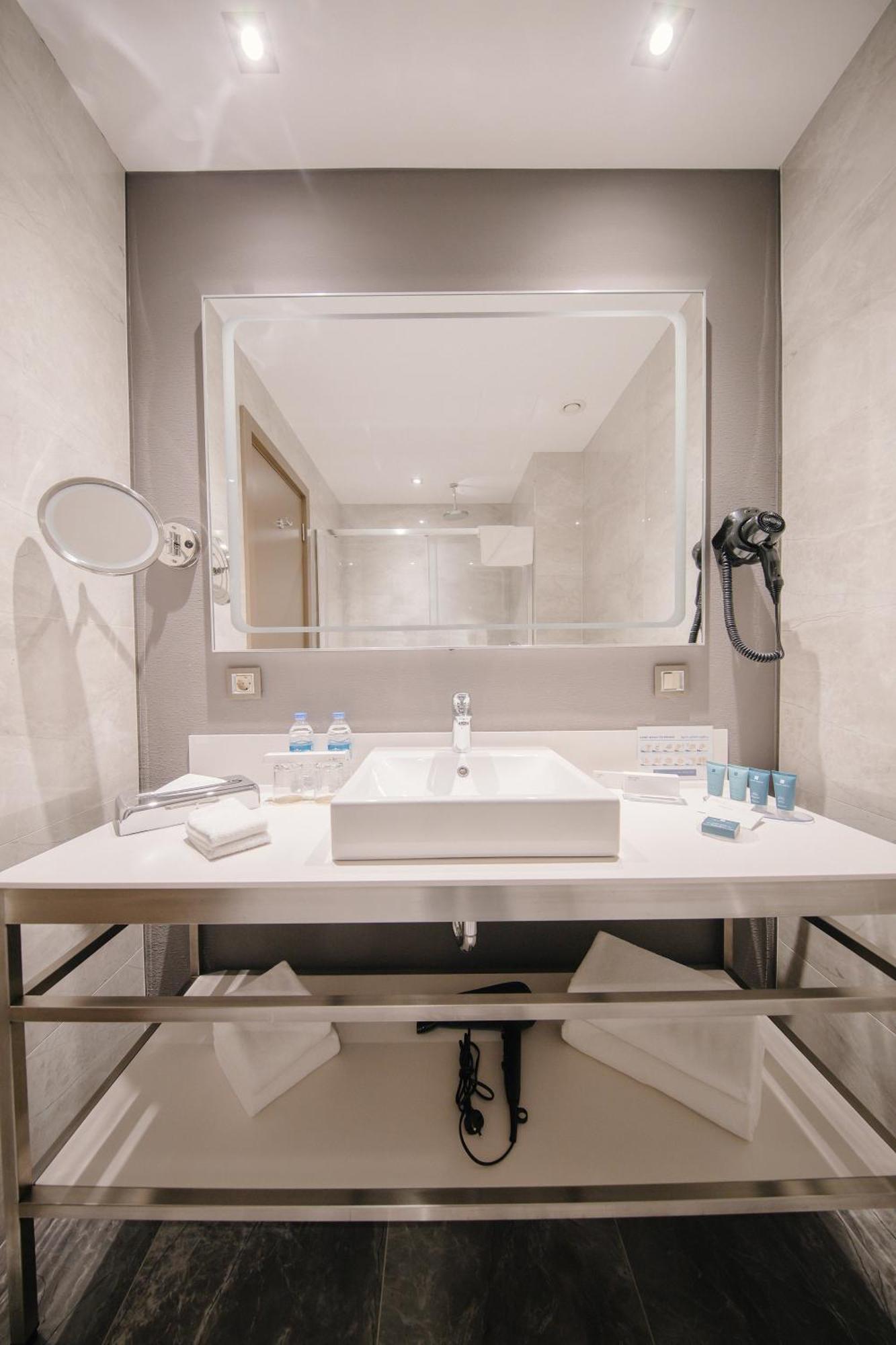 מלון Wyndham Grand 5*
